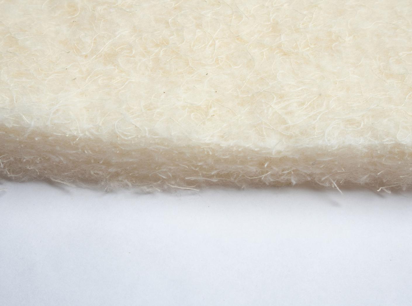 Bomullsvatt hvit Iwo 100 cm, 450 g/m2, 20 mtr/rull. Bomullsvatt hvit Iwo 100 cm, 450 g/m2, 20 mtr/rull.