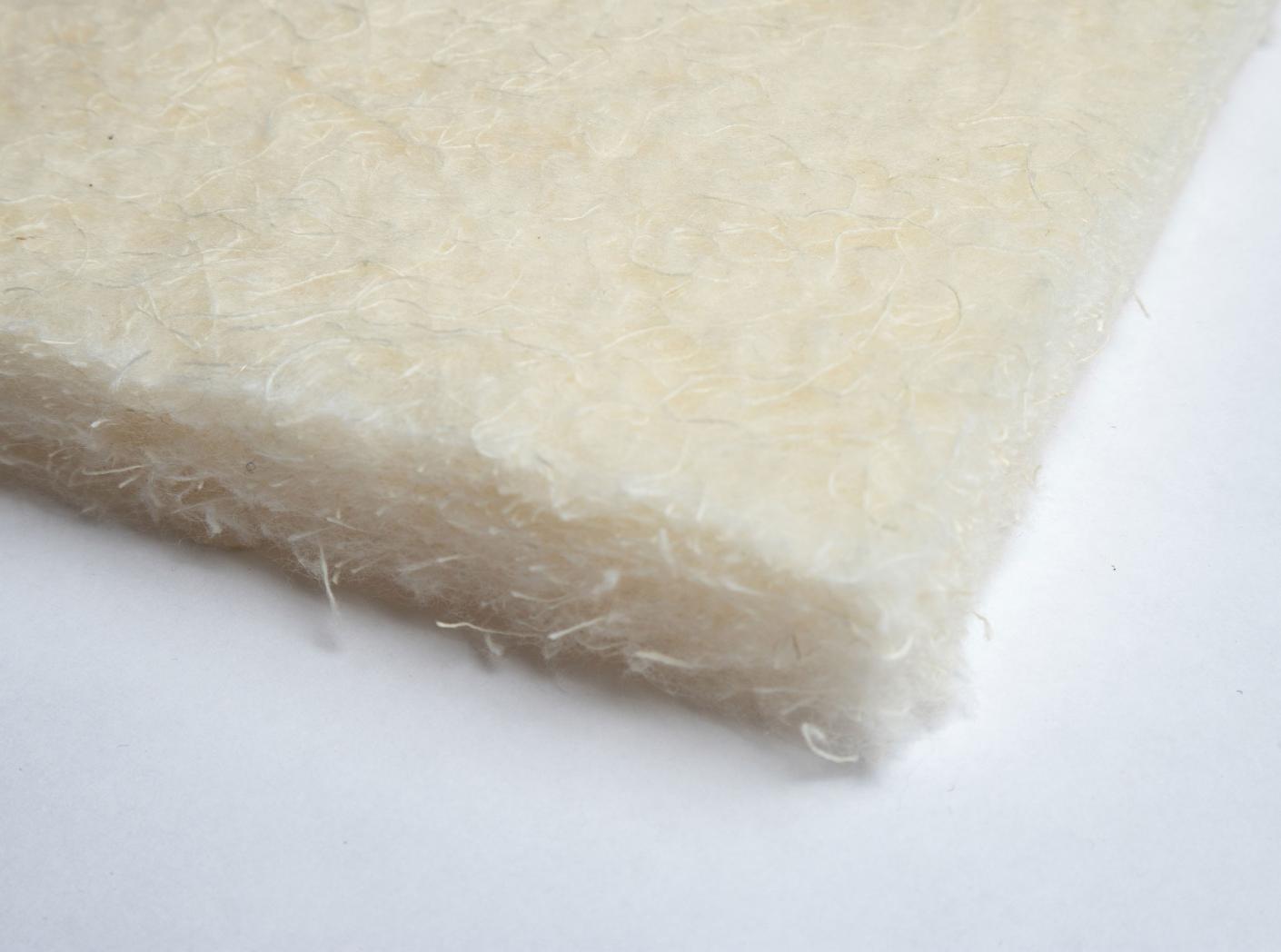 Bomullsvatt hvit Iwo 100 cm, 450 g/m2, 20 mtr/rull. Bomullsvatt hvit Iwo 100 cm, 450 g/m2, 20 mtr/rull.